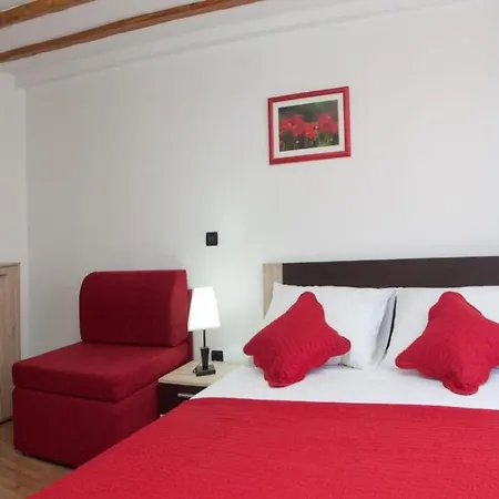 Old Town Apartment *